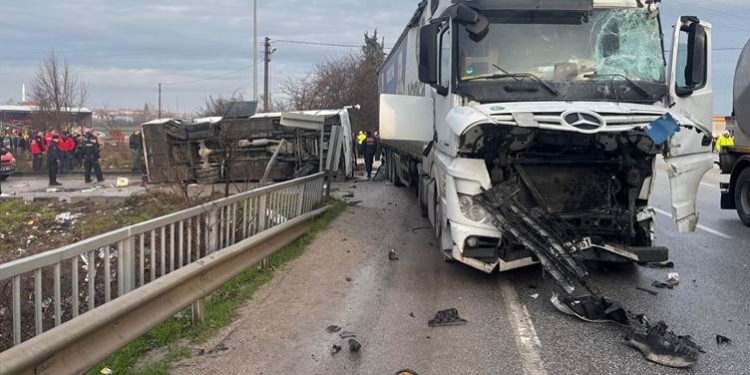 تركيا.. إصابة 27 طالبًا في اصطدام حافلة مدرسية بشاحنة