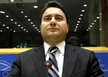 باباجان يعلن ترشحه في الانتخابات الرئاسية التركية