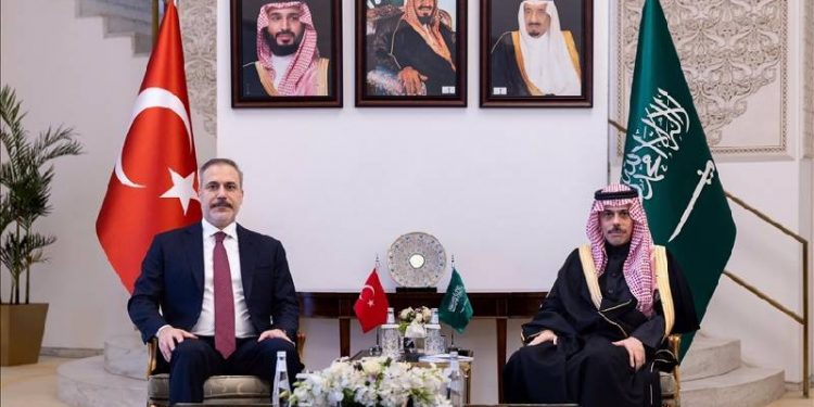 هاكان فيدان يلتقي بنظيره السعودي