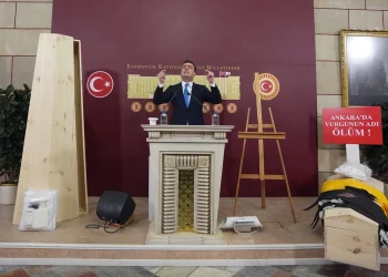 نائب يحمل تابوتا إلى البرلمان التركي!