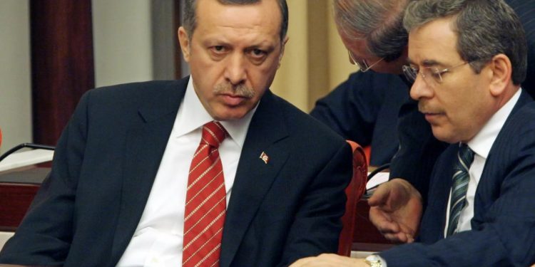 تركيا.. حبس نجل نائب أردوغان السابق بتهمة إهانة الرئيس