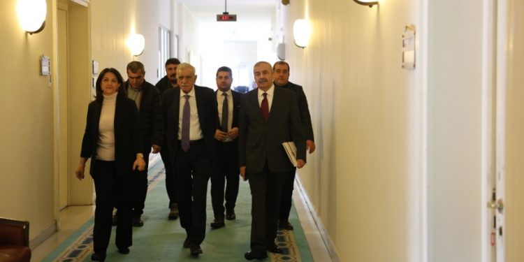 وفد حزب المساواة الشعبية والديمقراطية يجتمع مع رئيس البرلمان التركي