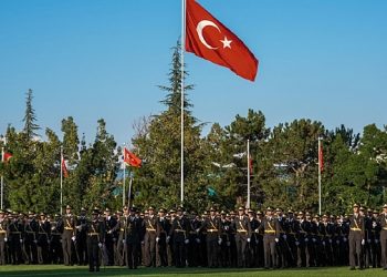 فصل 5 ضباط من الجيش التركي بسبب “أتاتورك”