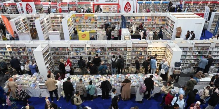 معرض القاهرة الدولي للكتاب يشهد إقبالا جماهيريا كبيرا