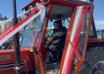 تركي يهدي والدته جرارًا زراعيًا في عيد الحب