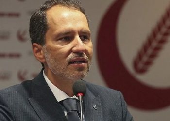 أربكان يدعو إلى إجراء انتخابات مبكرة في الخريف