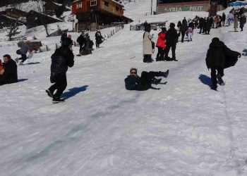 الآلاف يتوافدون على مهرجان آيدر الثلجي في ريزه شمال تركيا