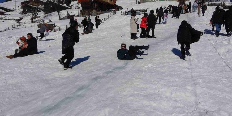 الآلاف يتوافدون على مهرجان آيدر الثلجي في ريزه شمال تركيا