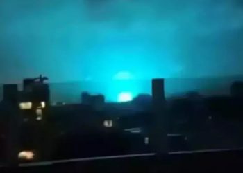 خبير يكشف سر الوميض الأبيض خلال زلزال تركيا المدمر