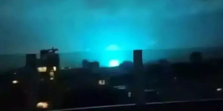 خبير يكشف سر الوميض الأبيض خلال زلزال تركيا المدمر