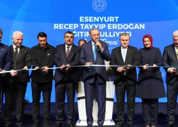 أردوغان يمازح اللاعب أوزيل: أنت خجول جدا!