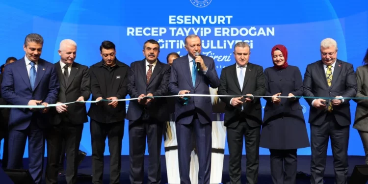 أردوغان يمازح اللاعب أوزيل: أنت خجول جدا!