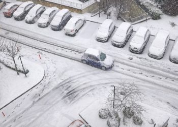 تركيا.. موجة ثلوج تعيق حركة الطيران بمطار صبيحه كوجن