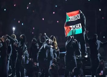 العلمان الفلسطيني والسوداني يفاجئان ترامب خلال فعالية “سوبر بول”