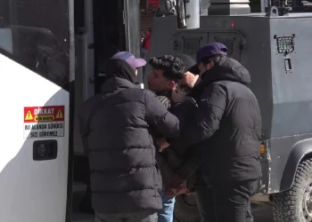 400 حالة اعتقال لمحتجين على عزل عمدة فان