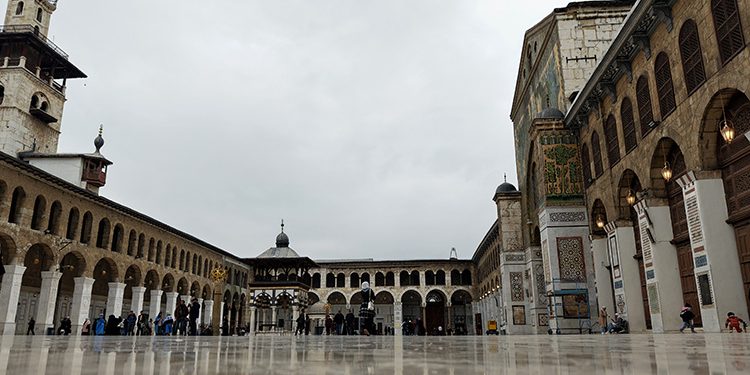 الجامع الأموي في دمشق يكتسي بالسجاد التركي قبل رمضان