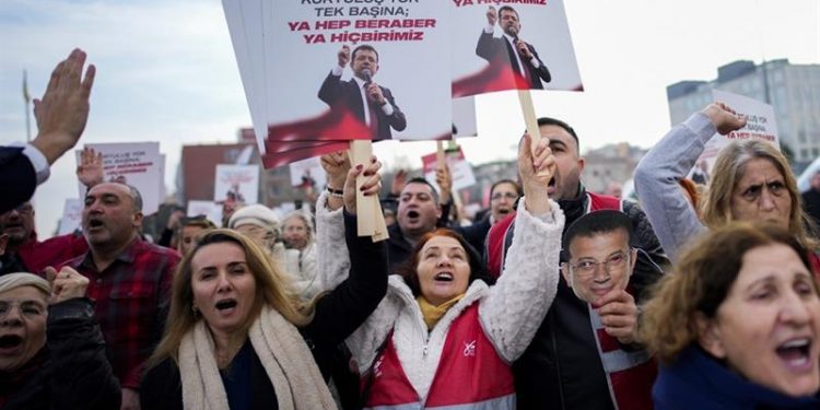 تركيا تعتقل 10 مسؤولين كبار في بلديات إسطنبول