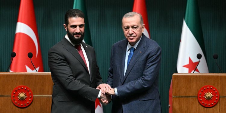 تركيا تدرس إنشاء قاعدة لتدريب الجيش السوري الجديد