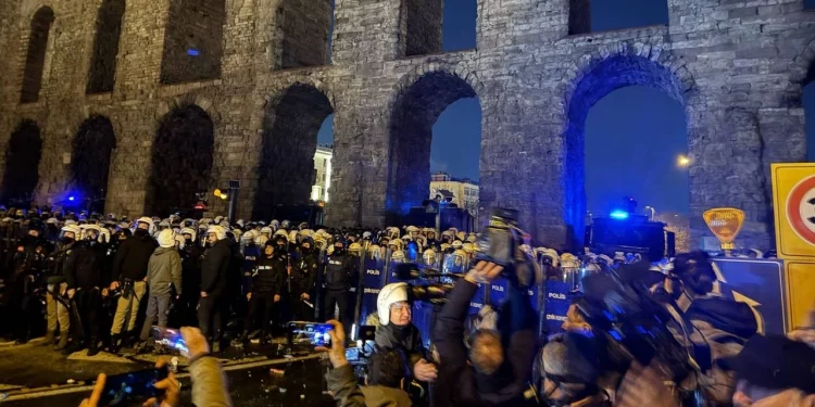 اعتقال 343 في تركيا خلال الاحتجاجات ضد اعتقال إمام أوغلو