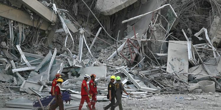 إنقاذ ضحايا زلزال ميانمار المدمر