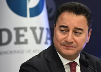 باباجان يدين الهجمات على العلويين ويطالب أردوغان بالرحيل