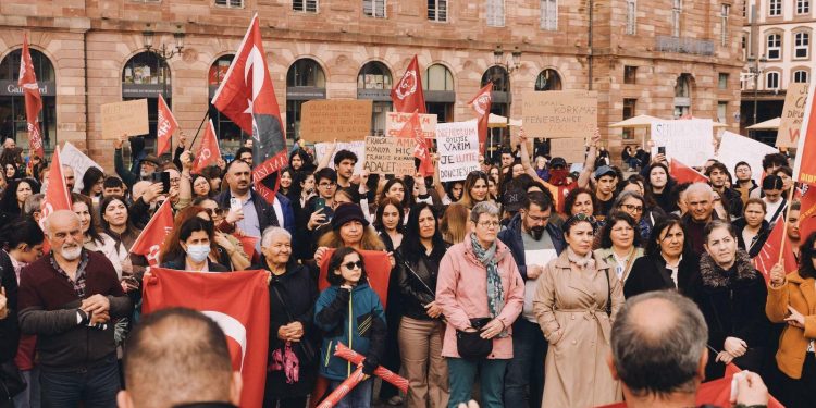 تظاهرات في شوارع فرنسا من أجل إمام أوغلو