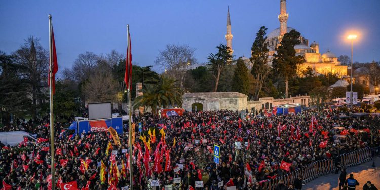 زعيم المعارضة التركية يوجه تحية لأكرم إمام أوغلو في المعتقل