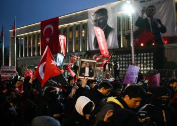 أردوغان يواجه احتجاجات اعتقال عمدة إسطنبول بسياسة “النفس الطويل”