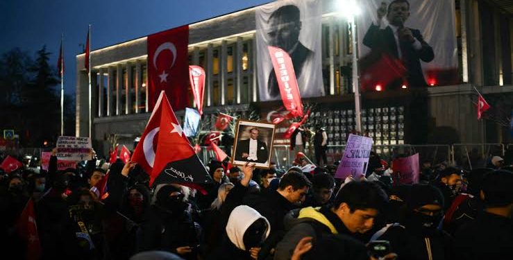 أردوغان يواجه احتجاجات اعتقال عمدة إسطنبول بسياسة “النفس الطويل”