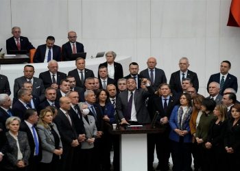 نواب الشعب الجمهوري يهتفون ضد أردوغان في البرلمان