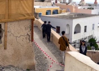جزيرة سانتوريني اليونانية تعلن الطوارئ وتلغي الحجوزات!