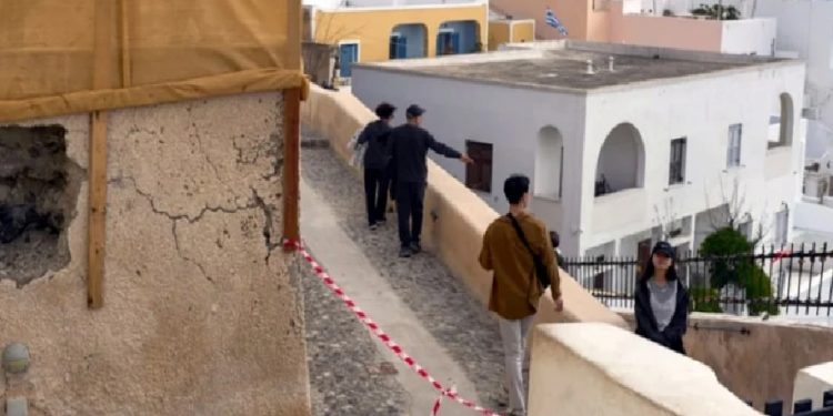 جزيرة سانتوريني اليونانية تعلن الطوارئ وتلغي الحجوزات!