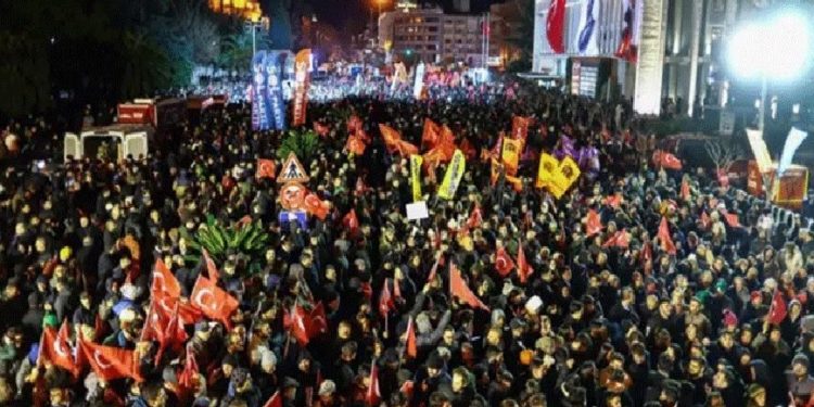 تركيا.. اعتقال صحفيين وسياسيين