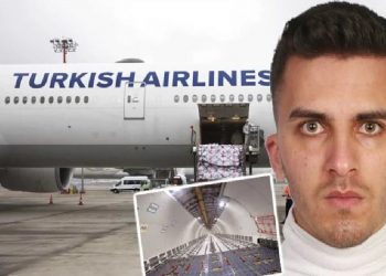 موظف يعلق بين الحقائب في طائرة تركية متجهة إلى اليونان!