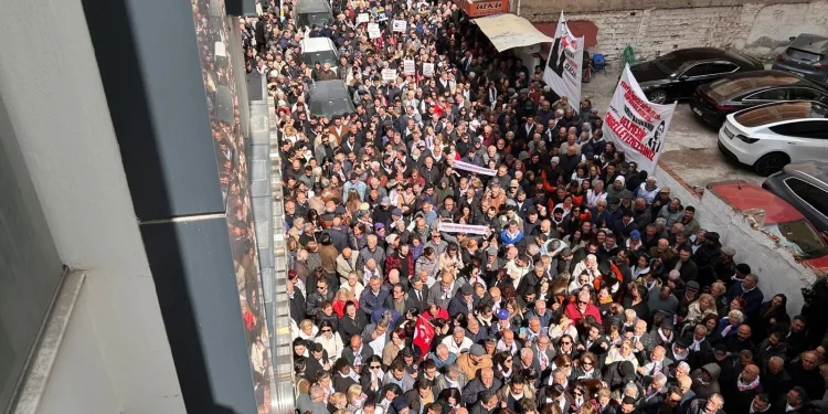 تظاهرات في إسطنبول وإزمير احتجاجا على اعتقال أكرم أوغلو