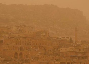 عاصفة ترابية قادمة من سوريا تؤثر على تركيا