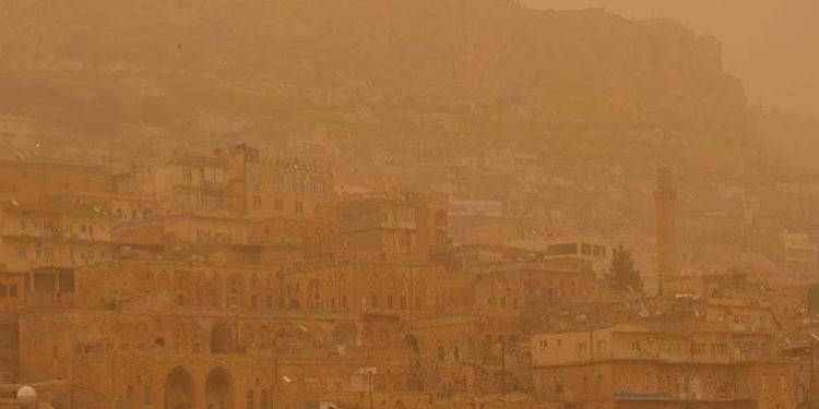 عاصفة ترابية قادمة من سوريا تؤثر على تركيا