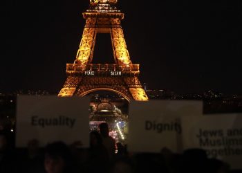 برج إيفل يُضيء رسالة سلام من أجل غزة