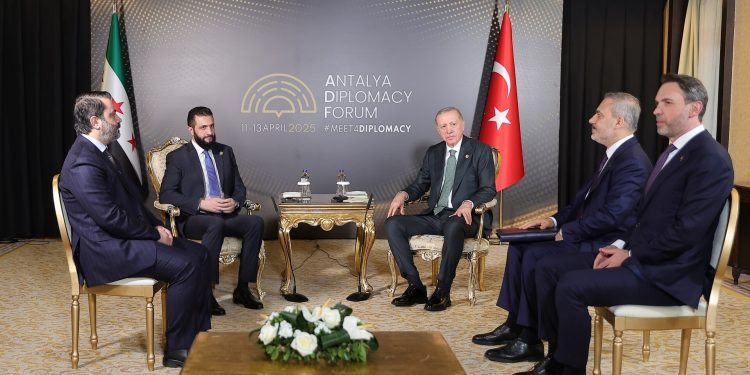 لقاء يجمع بين أردوغان والشرع على هامش مؤتمر أنطاليا