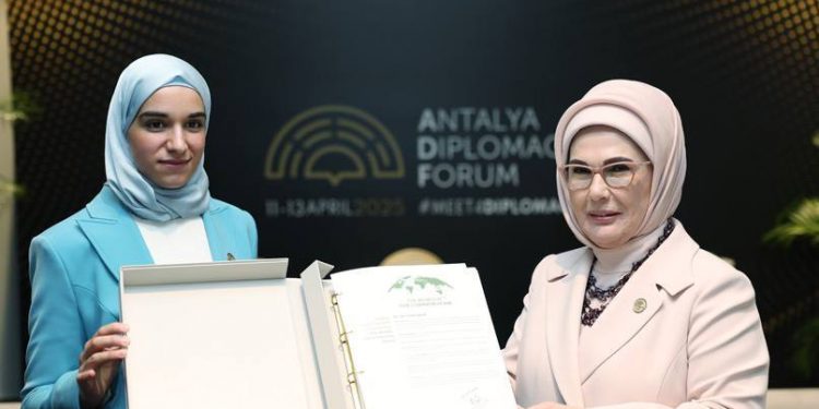 زوجتا الرئيسين السوري والتركي تلتقيان على هامش منتدى أنطاليا