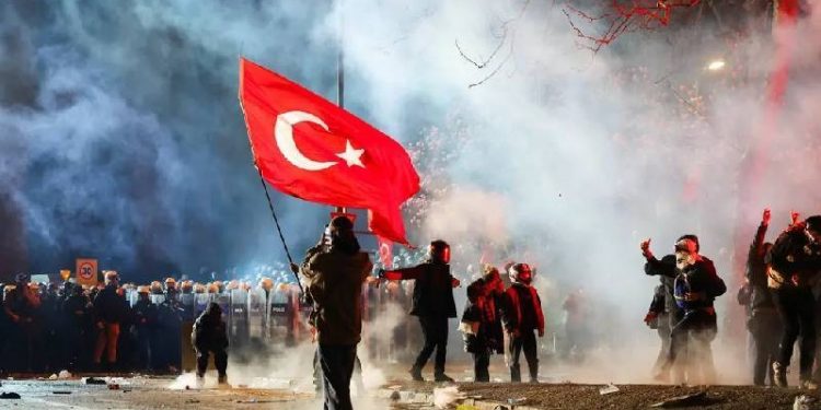 نيويرك تايمز: تركيا تقاوم الاستبداد في ظل صمت عالمي