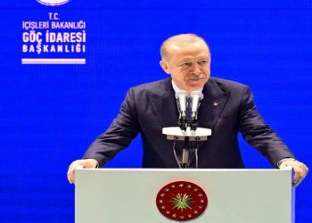 أردوغان يكشف عدد اللاجئين في تركيا