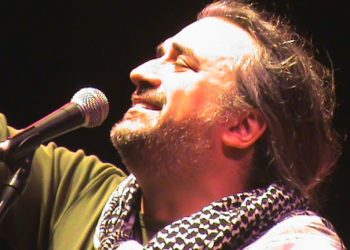 بالفيديو.. وفاة فنان تركي على المسرح