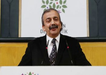 تركيا.. نائب رئيس البرلمان يصاب بأزمة قلبية