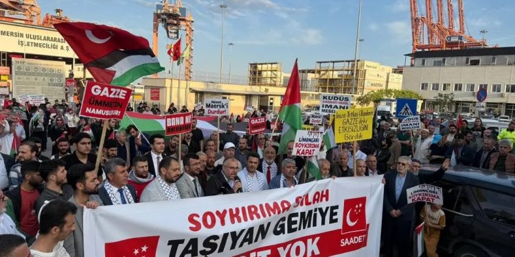 احتجاجات في تركيا لمنع رسو سفينة تحمل أسلحة إلى إسرائيل