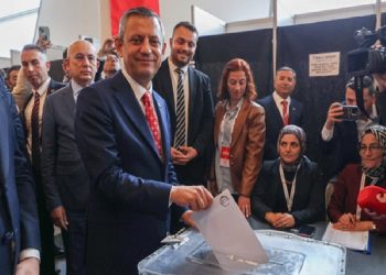 تركيا.. الشعب الجمهوري يعيد انتخاب أوزجور أوزال رئيسا للحزب