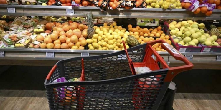 استطلاع: التضخم في تركيا سيرتفع إلى 69%