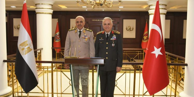 رئيس أركان الجيش المصري يزور تركيا  