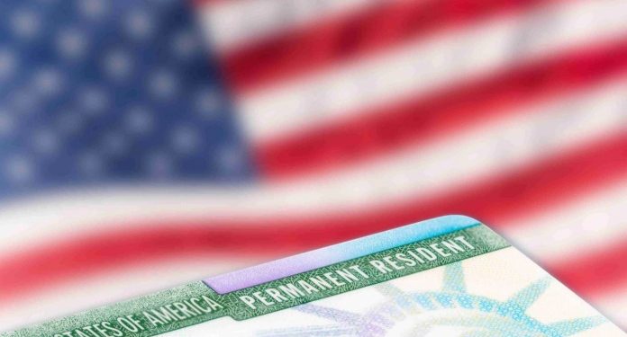 مخاطر تواجه حاملي الجرين كارد إذا لم يبلغوا عن استثماراتهم في بلدانهم