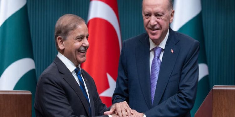 أردوغان يستقبل رئيس الوزراء الباكستاني في إسطنبول
